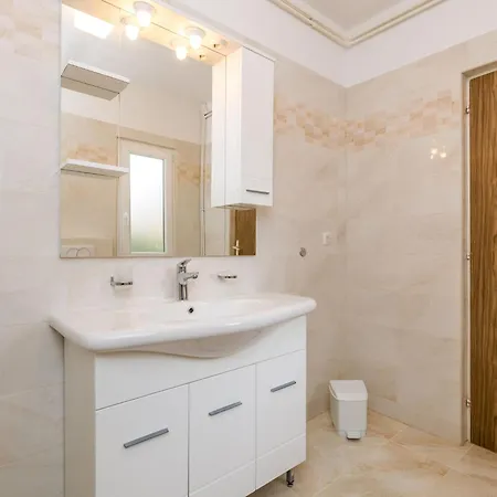 Apartman Comfortable With Terrace And Garden