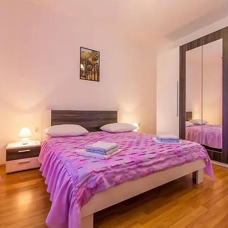 Comfortable With Terrace And Garden Apartman