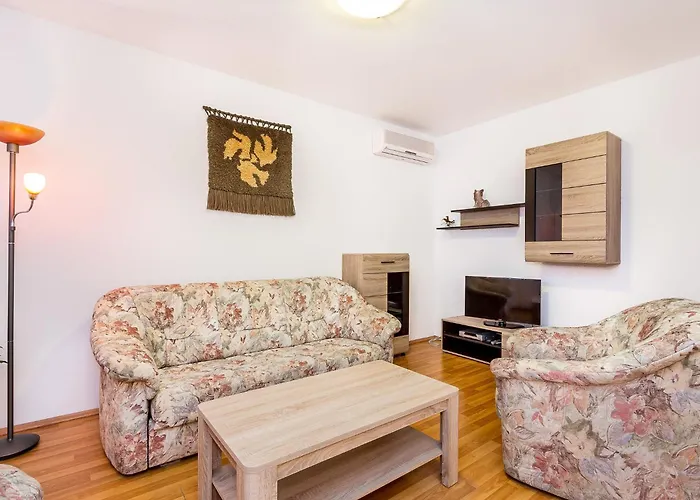 Comfortable With Terrace And Garden *