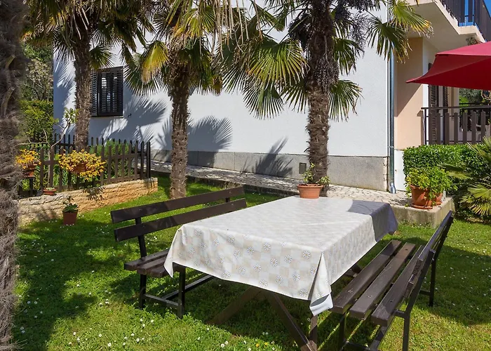 Apartman Comfortable With Terrace And Garden Medulin