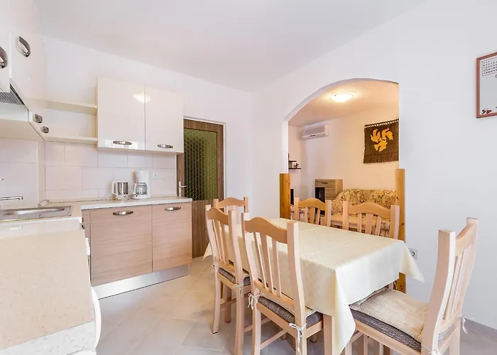 Comfortable With Terrace And Garden *