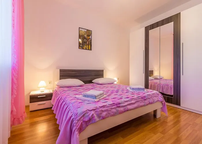 Comfortable With Terrace And Garden Apartman