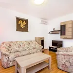 Comfortable With Terrace And Garden *