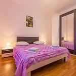 Comfortable With Terrace And Garden Apartmán
