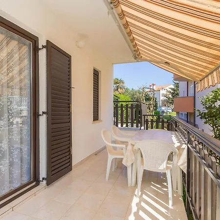 Apartment Comfortable With Terrace And Garden Medulin