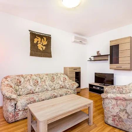 Comfortable With Terrace And Garden *