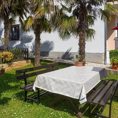 Apartment Comfortable With Terrace And Garden Medulin