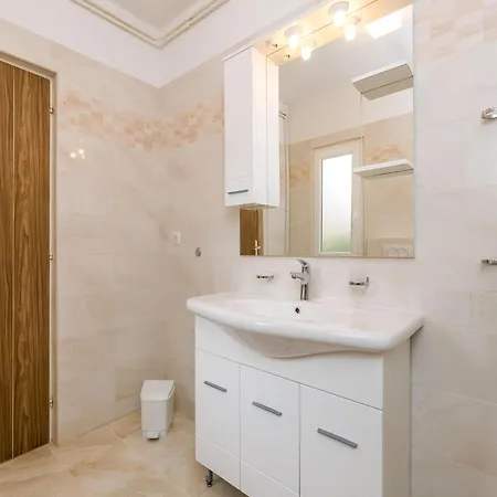 Apartment Comfortable With Terrace And Garden Medulin